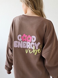 Свитшот с О-вырезом с вышивкой на спине Good energy vibe в Казани